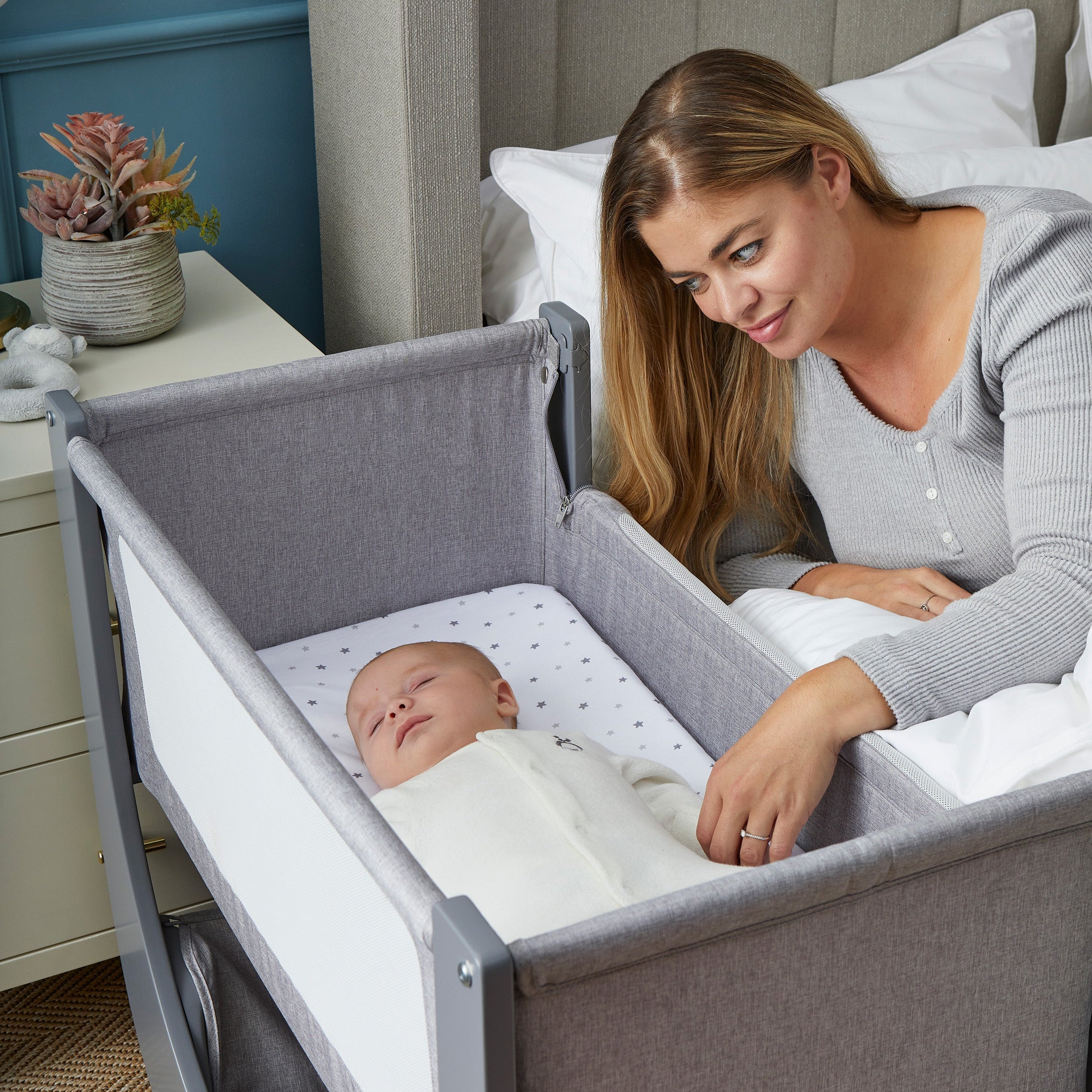 Shnuggle Air Lite Infant Bedside Bassinet: 1 Mattress + 1 Waterproof + 2 White Sheets