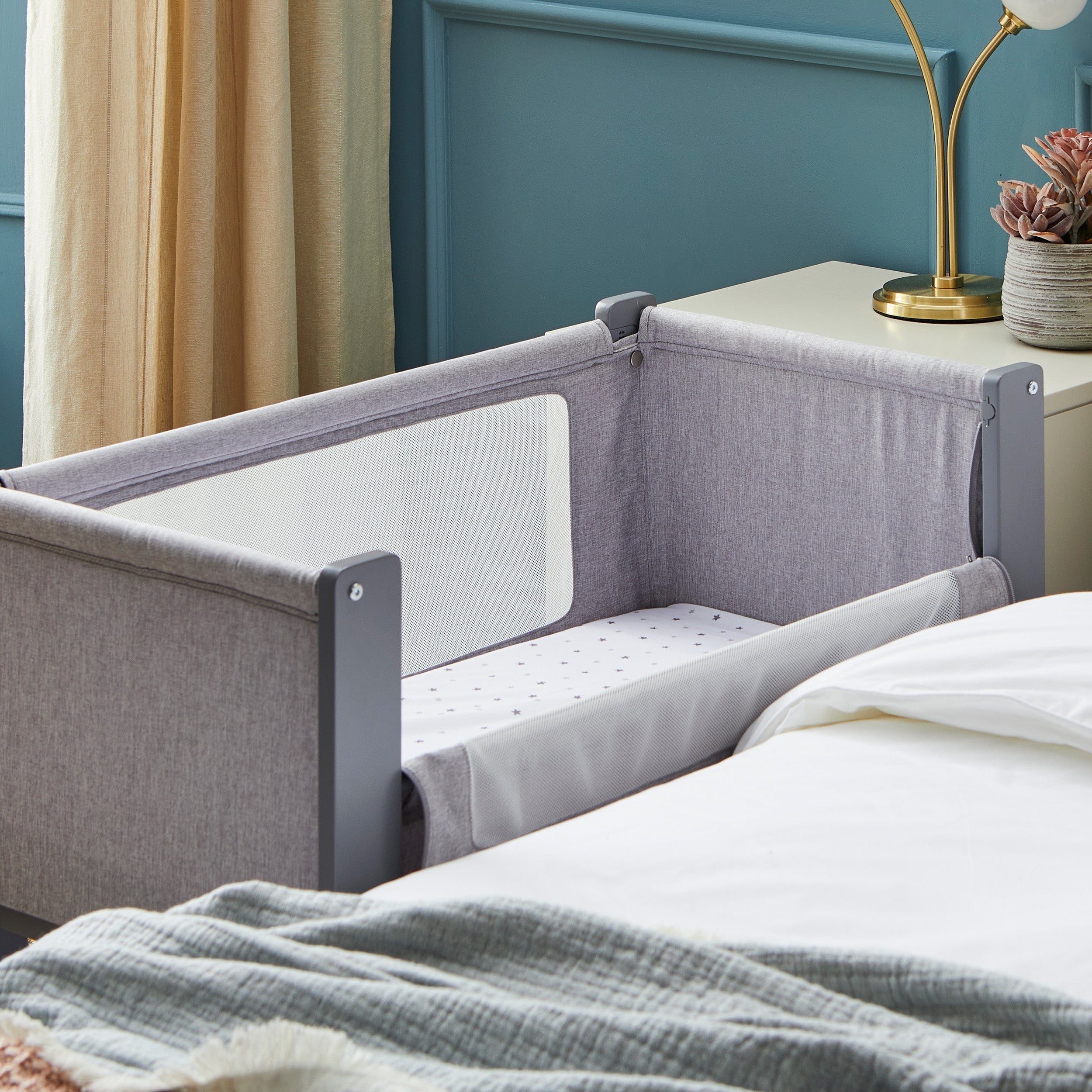 Shnuggle Air Lite Infant Bedside Bassinet