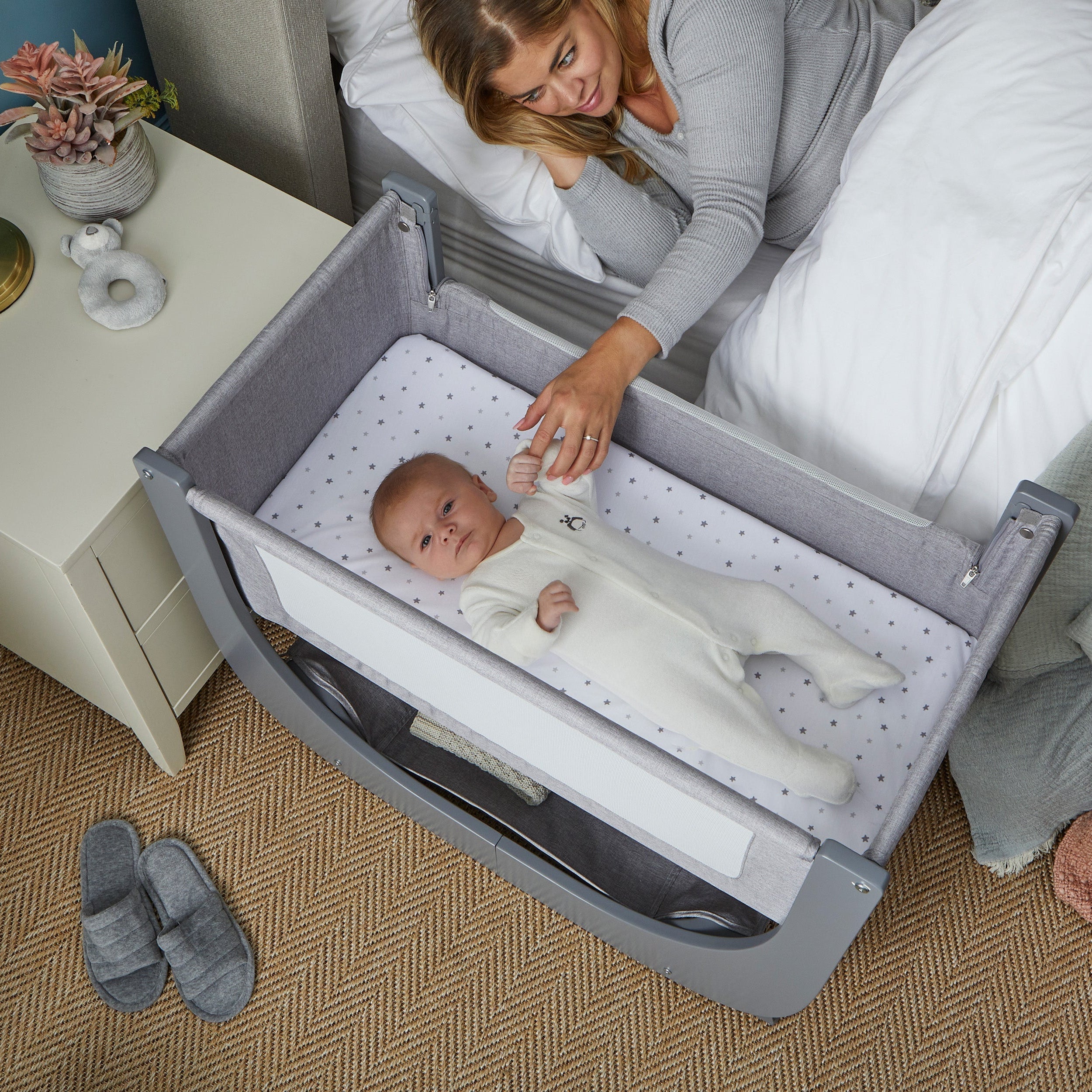 Shnuggle Air Lite Infant Bedside Bassinet: 1 Mattress + 1 Waterproof + 2 White Sheets