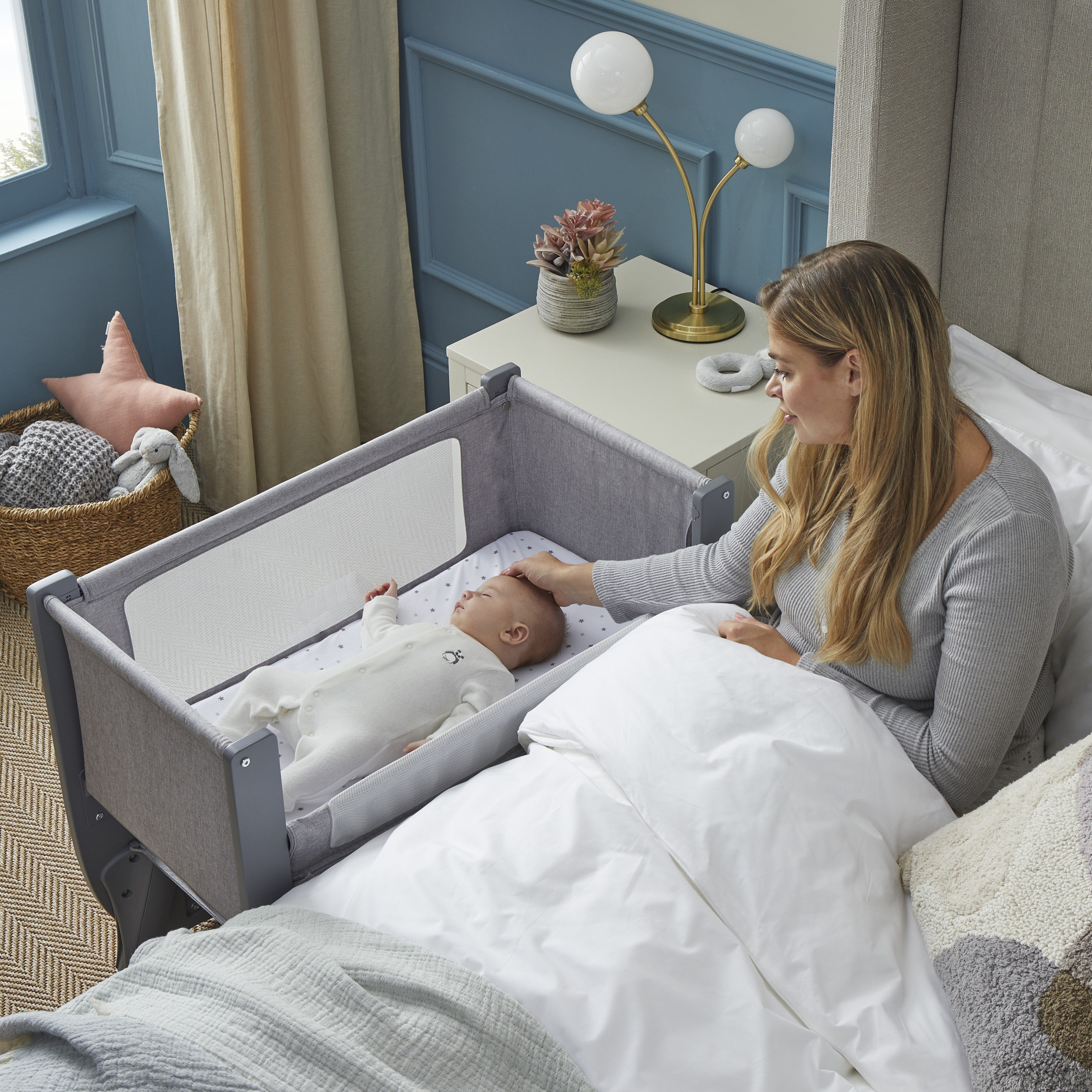 Shnuggle Air Lite Infant Bedside Bassinet