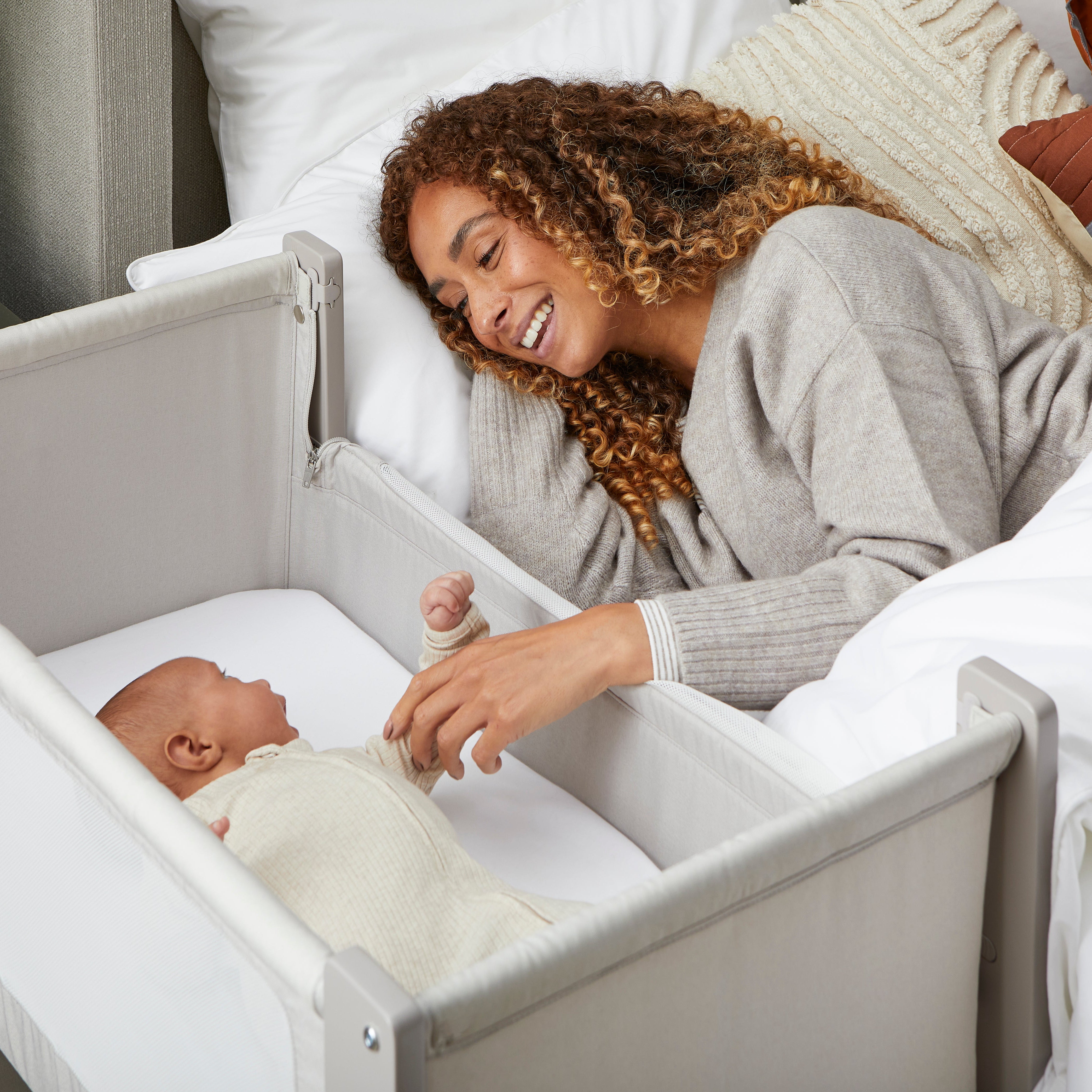Shnuggle Air Lite Infant Bedside Bassinet